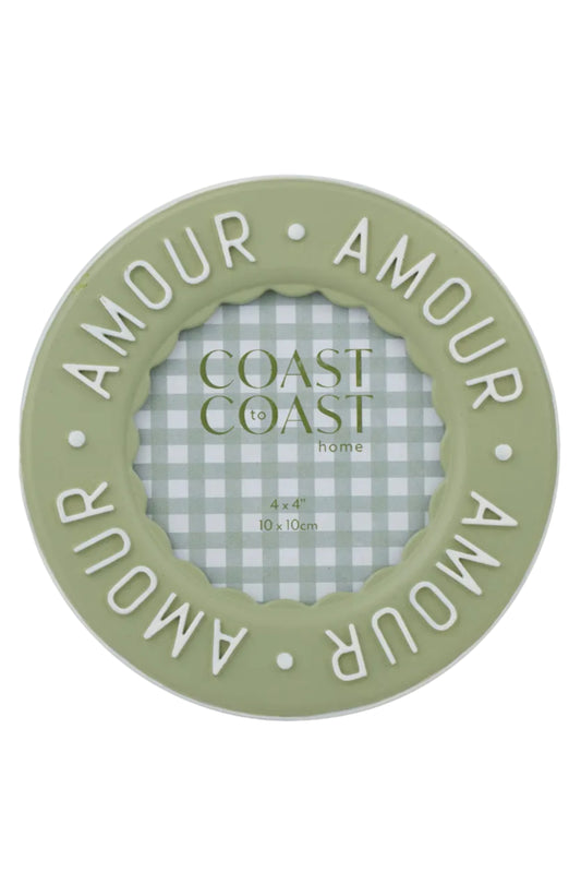 Round green frame with 'Amour' text 